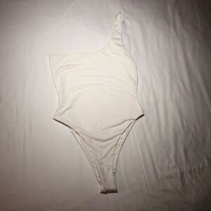 High Quality Women's One-Shoulder Bodysuit in White size small